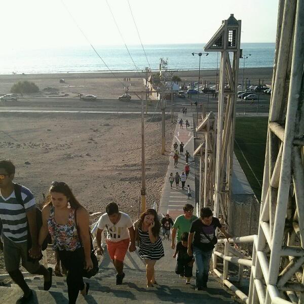 poinfo's tweet photo. Evacuación preventiva y espontánea en Arica. Gente saliendo de playa Chinchorro. Gente tranquila http://t.co/WysZpXuvkg via @edowoo