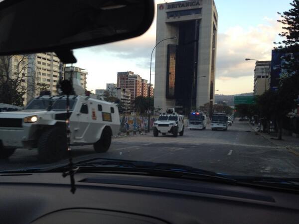 pabellon2_0's tweet photo. “@JDLPModa: Mientras estaba la CADENA, seguían llegando mas tanquetas a #Chacao http://t.co/zEfIkYZ6tX