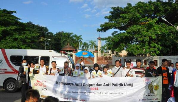 He_Maulana's tweet photo. Aksi Presenter @KamoeIndonesia Banjarmasin bersama @komicbanua @PazriUnlam  #NoGolput #NoMoneyPolitics #PemilihCerdas http://t.co/jU3AamYxy5