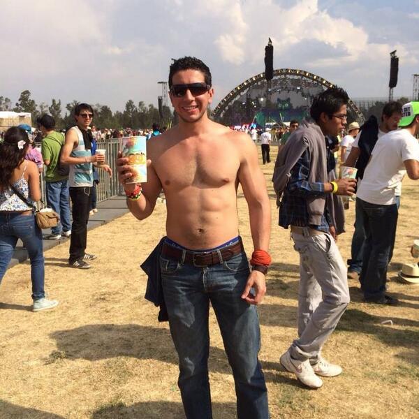 KEVLARMC2's tweet photo. Cuando tu amigo de la Uni que era asi flaquito publica una foto así! Que, se alimenta con proteína!??? :P mai gosh! http://t.co/0JrHLrEGLN