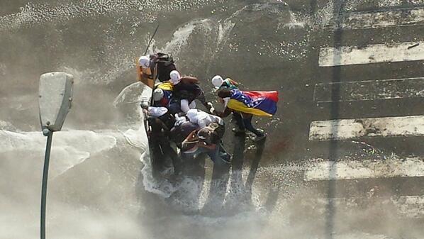 pabellon2_0's tweet photo. Imágenes para la historia #Altamira #16M #RepresionEnVenezuela http://t.co/ywaJiAINxi”