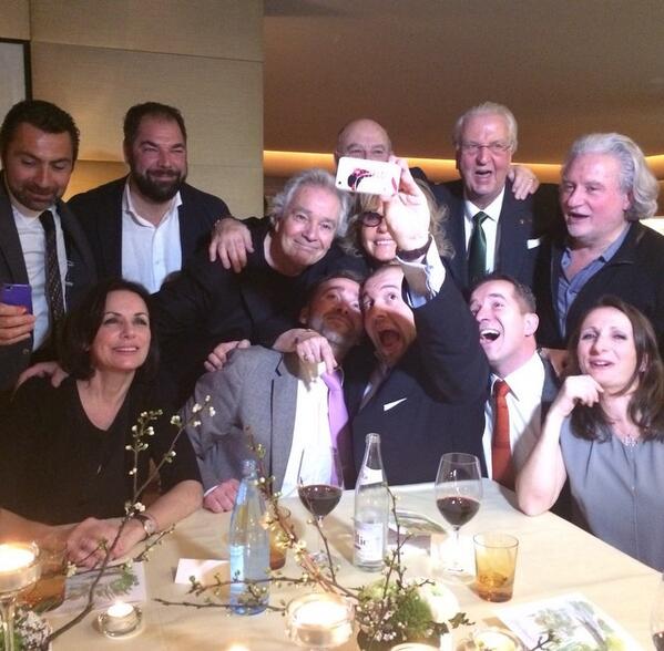 LGTDM's tweet photo. Selfie de chefs ! @AnneSophiePic @davidsinapian #dutournier #arditi #finkbeiner #stamm http://t.co/tr7W9tAImq