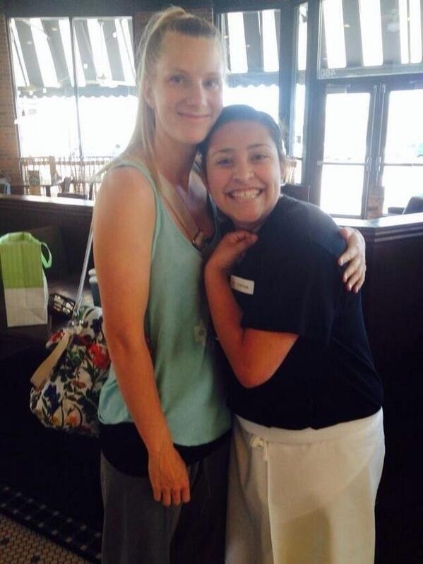HeatherMArmy's tweet photo. (NEW PHOTO) Heather and a fan. :) http://t.co/CybHYY3VHe