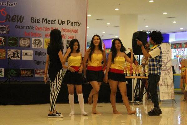 #LatePost acara almosh at cimanggis square