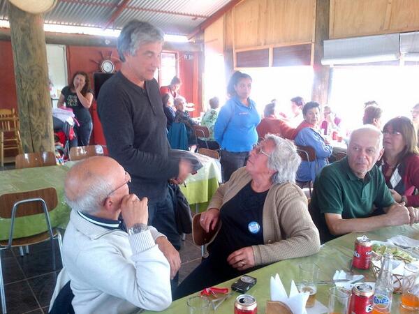 belenrosasossan's tweet photo. F.Reyes informando a turistas sobre desastroso proyecto minero Dominga!#NoALaMineraDominga @MarianaLaActriz http://t.co/90rpFEpJS9