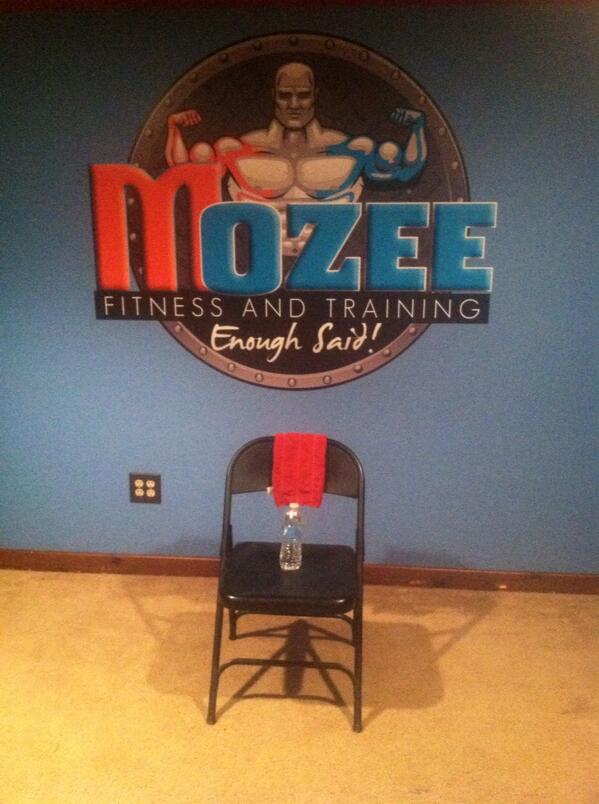 KaishaMozee's tweet photo. The studio is set!!! 5:00am LIVE STREAM 3.17.14...at http://t.co/kuY03U3Ly2 #chair# water# towel# enough said!!!! http://t.co/lPLVYUhPsB