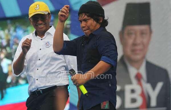 RadenNih1's tweet photo. Relawan Dahlan Iskan Ramaikan Kampanye Perdana Demokrat - http://t.co/weJguV7dEk http://t.co/NAFeDFKx9d
http://t.co/RcuRtt83p2
