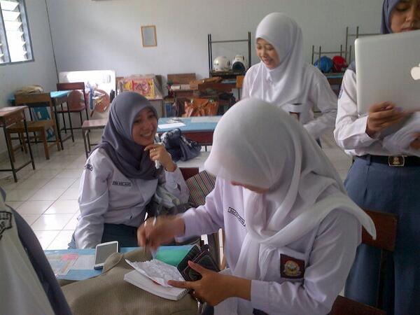 Libels12ipa4's tweet photo. Diskusi kue + minuman buat colek-colek pengawas praktek @fhirdaaa @ameliahpatong @Nurul_Sunusi @Sulfianiarsyad http://t.co/8y2NxFWPBo