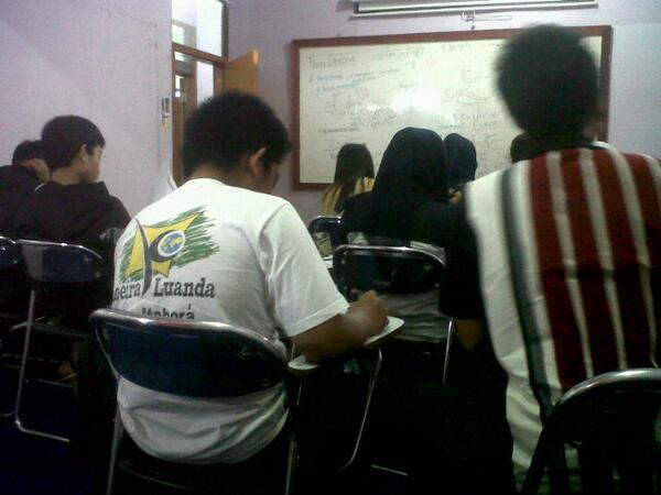 Ini dia foto Team OSN <a href="/sman10bdg/">SMAN 10 BANDUNG</a> dan <a href="/sman14bdg/">SMAN 14 BANDUNG</a> sedang mengerjakan soal standar Olimpiade di #Rexa Education Center..