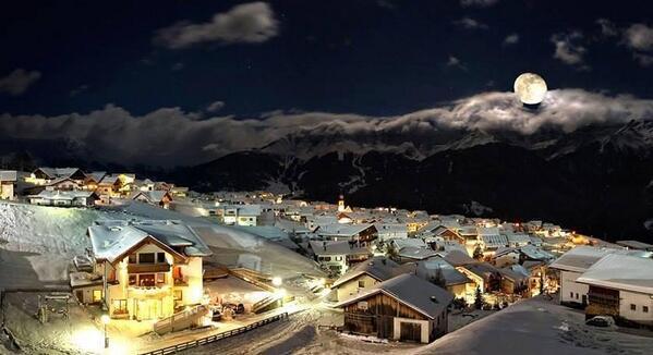JustEarthPix's tweet photo. Beautiful Winter Night In Austria http://t.co/QZD4V4Xfgx
