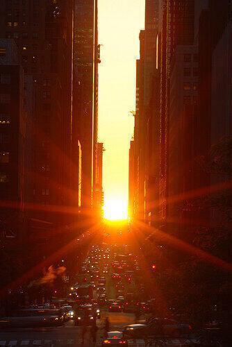 Dos veces al año el sol se alinea perfectamente con las calles de Nueva York, creando un fenómeno  "Manhattanhenge."