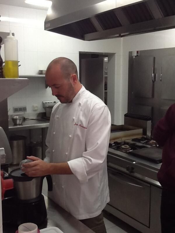 ICC_ES's tweet photo. Preparando la mezcla para hacer bizcocho en el sifon http://t.co/yOxNYbKlTV