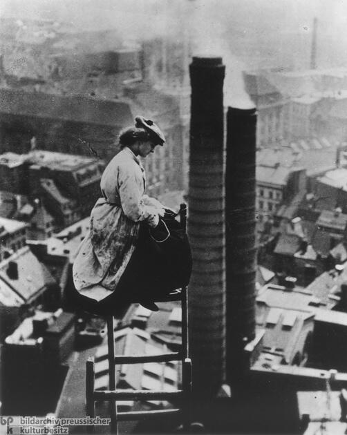 louisebrealey's tweet photo. Here's a woman stonemason working on Berlin town hall in 1930. (via @FeministPics) http://t.co/7K4o08pc9C