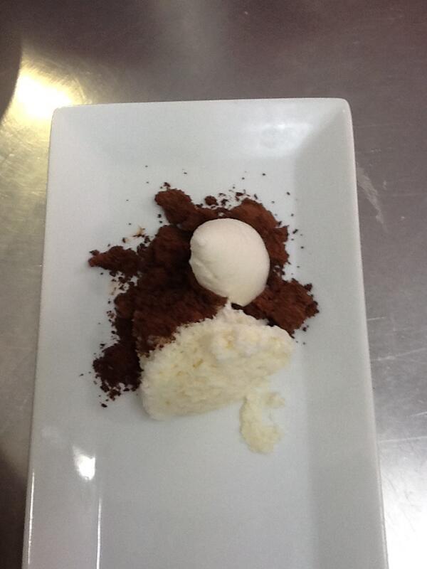 ICC_ES's tweet photo. Espuma de bizcocho con arena de chocolate y yogoyr de mozarella y miel http://t.co/Pz66xbj5nN