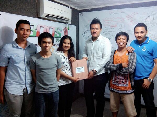 Foto bersama <a href="/SOLIDpadang/">SOLID community PDG</a> w/ @DiosFrizy <a href="/vincensiaalva/">vincensiaalva</a> #SAHABATKITA sponsored by <a href="/InulViztaPdg/">InulVizta_Padang</a>