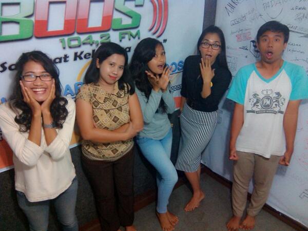 Ngga mau kalah Talkshow bersama Marketing <a href="/InulViztaPdg/">InulVizta_Padang</a> K'Yeye dan K'Eka w/ @DiosFrizy <a href="/oyend18/">alorensina susana</a>