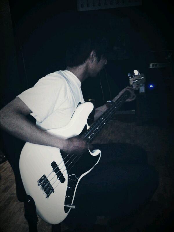 dedesomebetter's tweet photo. "@SB_rawk: @dedesomebetter sedang melaksanakn tugas baru nya sebagai bassis hehe #EP2014 http://t.co/4p1qChYSdK"