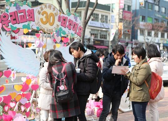 ‘신천지 창립 30주년’ 참빛교회, 시민과 소통하다
newscj.com/news/articleVi…