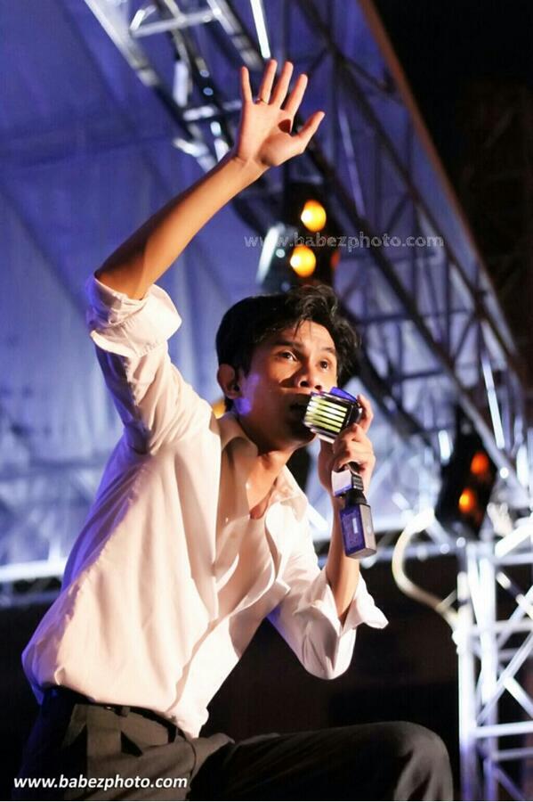 SoundOnStage2's tweet photo. @tuantria aksi panggung kang tria mah jangan ditanyaaa!!! Keren pisan! Kamu2 yang gak nonton kemaren dijamin nyesel! http://t.co/UY520c0o1R