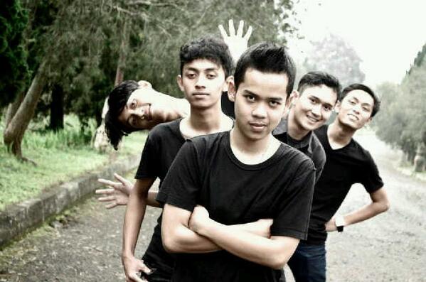 ryzzyazzahrasmi's tweet photo. Retweet ini utk dukung @TimeActBand dan jgn lupa follow jg @StudioMusic_WM #Gelegar3thRAW http://t.co/btGd7oBcq7