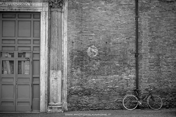 PhotowalkInRome's tweet photo. Playing with lights&amp;composition during a #Photowalkinrome.
Will you play with us next time? #Rome #thegreatbeauty http://t.co/RBhC2I2wXV
