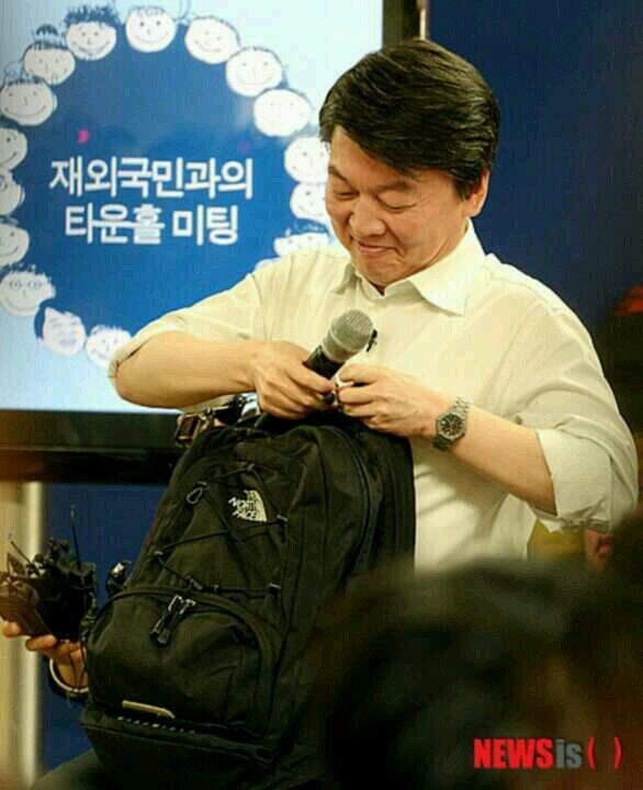 이 안에 있는것이 폭발물일수도 있지만 아닐수도 있습니다. 일단 경미한 소리가 났기 때문에 뇌관을 제거 했지만서도 안에 옷가지가 있을수도 있습니다. 자세한건 일단 강남구청을 폐쇄한뒤 말씀드리겠습니다.