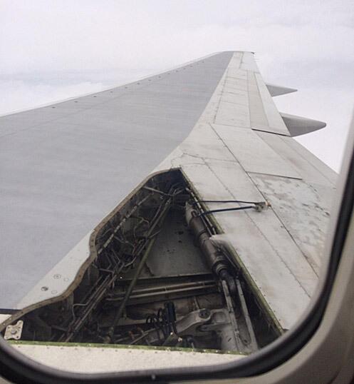 elmundoes's tweet photo. Susto en pleno vuelo... aunque este avión pudo aterrizar sin incidencias http://t.co/VL23BPivRj  (Foto: NBC News) http://t.co/fpdMlspMmg