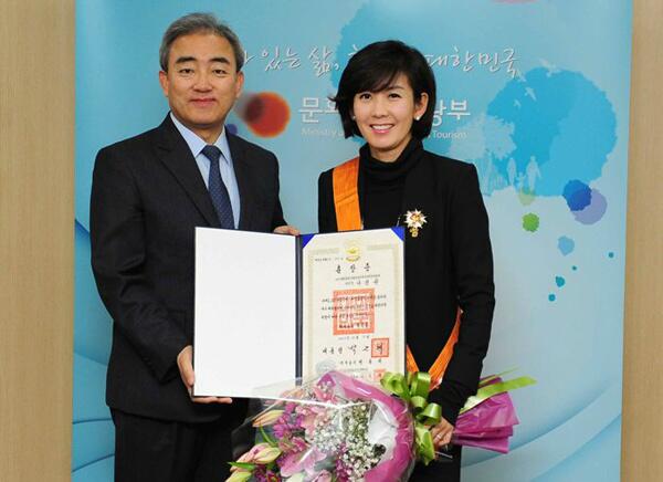 franzlistz2's tweet photo. 김연아도 못받는 청룡장을 나경원이 받았다고 난리다. 그러나 행정가와 선수를 비교하며 비난을 하는 것은 바람직하지 않다. 국가유공 선수에 대한 서훈기준이 부적절하다면 그 부분을 바로 잡으면 되는것 아닌가. http://t.co/T7NnC7VSR2