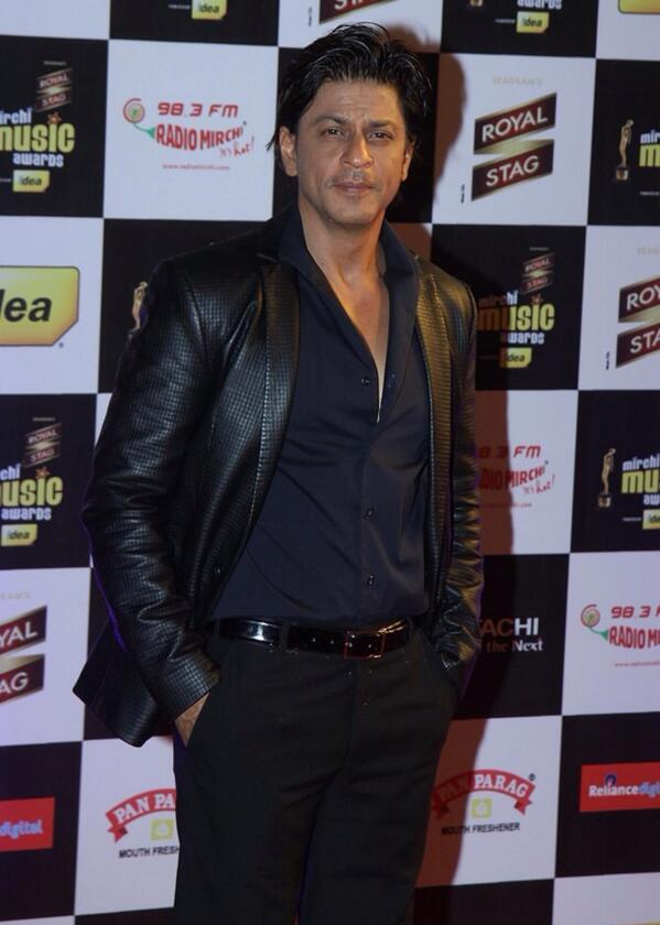 MirchiAwards's tweet photo. @MirchiAwards :-Retweet if like #srk on the sets of #mirchimusicaward #MMAwards #MirchiAward #kingofromance #ShahRukh http://t.co/sYQIKer9eG