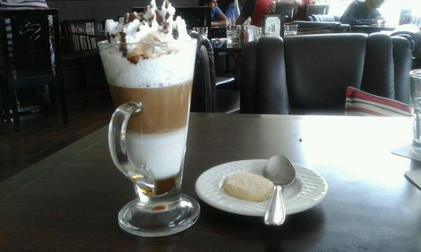 AanushreeYannam's tweet photo. Vanilla fudge latte at @aromas_cafe.  Yummm. #aromascafe #5years http://t.co/5MB11vR5EB