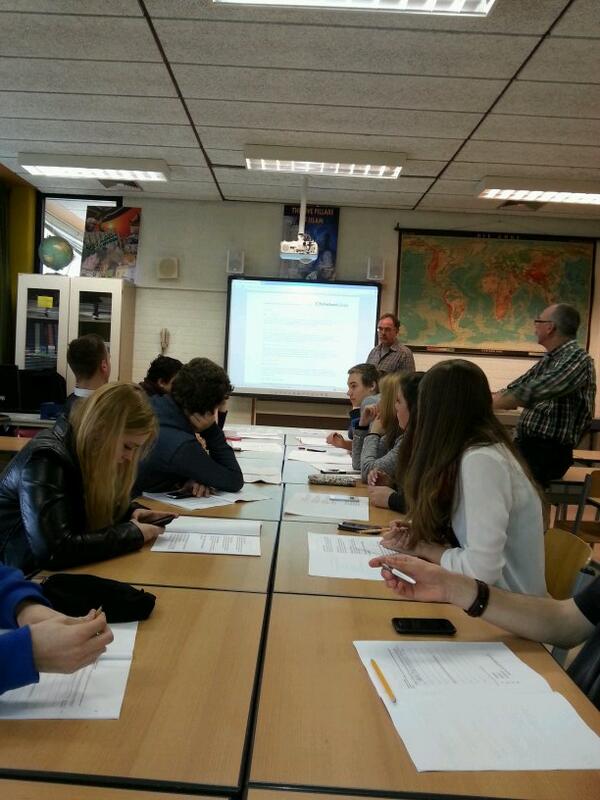 Het is lastig vragen verzinnen voor onze 4 mavo en havoleerlingen #scholierendag #pontes verkiezingsprogramma CU.