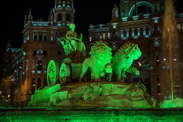 copycentroopera's tweet photo. El Palacio y la Fuente de Cibeles se iluminan de verde para celebrar el día de #SanPatricio. #BuenosDias Madrid http://t.co/AUTTTVsxik