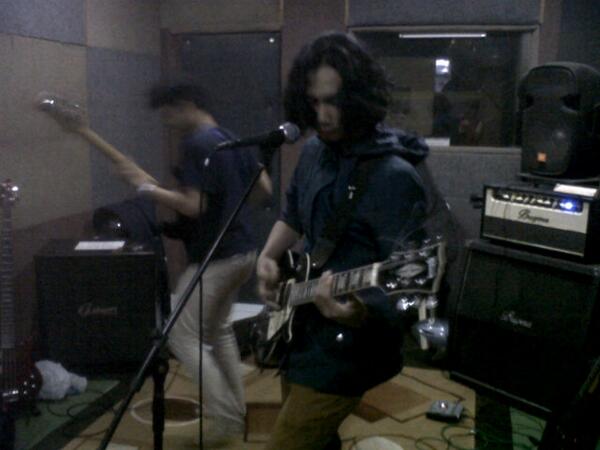 iqbal_udjo's tweet photo. @AchmadVai @GesangBudiargo @maestrovinnie @adamHomsyah http://t.co/saeg4ToGas