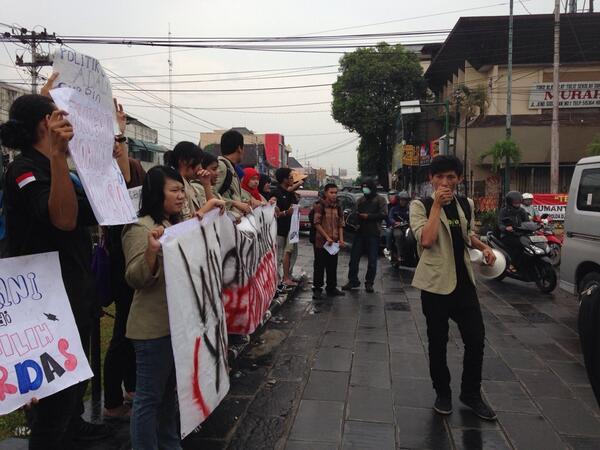 semaugm's tweet photo. #AksiBEMKM sore ini menghimbau kpd masyarakat unt bersama menciptakan pemilu bersih &amp; jadilah pemilih cerdas http://t.co/8oQHw03OtU