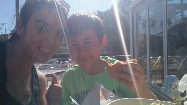 REYIMATA's tweet photo. Oy comiendo con la mejor.compañia k puedo tener jiji mi peke @salvamolina4 http://t.co/yFHMuzf9yt