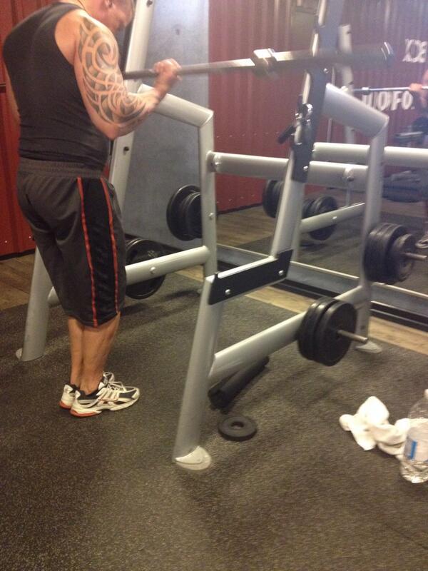 alexhipwell's tweet photo. 😳😝😜👊🙅 REALLY!!!!!!!! Bicep curls in the squat rack???? Gym rule 101 mate!!! R U KIDDING ME👆👊👊👊 #ANNOYING #gymrules http://t.co/Nd4nFBwI6M