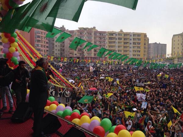 #ÖzYönetimleÖzgürKimliğe şiariyla Kızıltepe Newrozunda onbinler alana aktı.