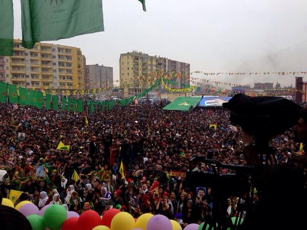 #ÖzYönetimleÖzgürKimliğe Kızıltepe Newrozunda halk Sn Öcalan'a özgürlük dedi.
