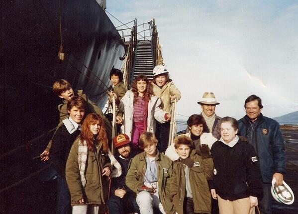 Detrás de las cámaras 
#LosGoonies (1985)
Junto con Rhoda Fine (tutora) embarcando para ir a Maui durante el rodaje