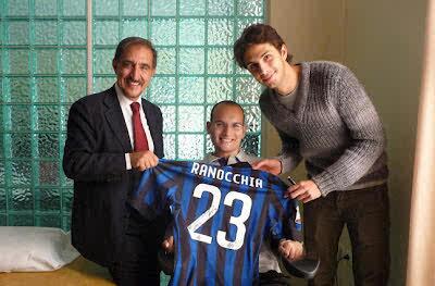 Skrizovic's tweet photo. Ignazio ketika bersama Ranocchia ia mendatangi tentara Italia yang menjadi korban perang di Afghanistan. http://t.co/fbPCJh2FLk