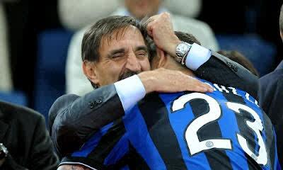 Skrizovic's tweet photo. Ignazio memeluk Matterazi sesaat setelah Inter berhasil meraih trophy. http://t.co/twD0Y9DGvK