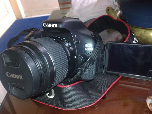 Dev_totebag's tweet photo. Jual camera canon EOS 600D. Barang baru . Rp. 3.800.000 minat hub pin : 238C953A http://t.co/y14TlkgJlU