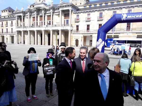 asambleaviesque's tweet photo. Gotor paga la biblio! #Luchamos http://t.co/Ih1CbaRIWf