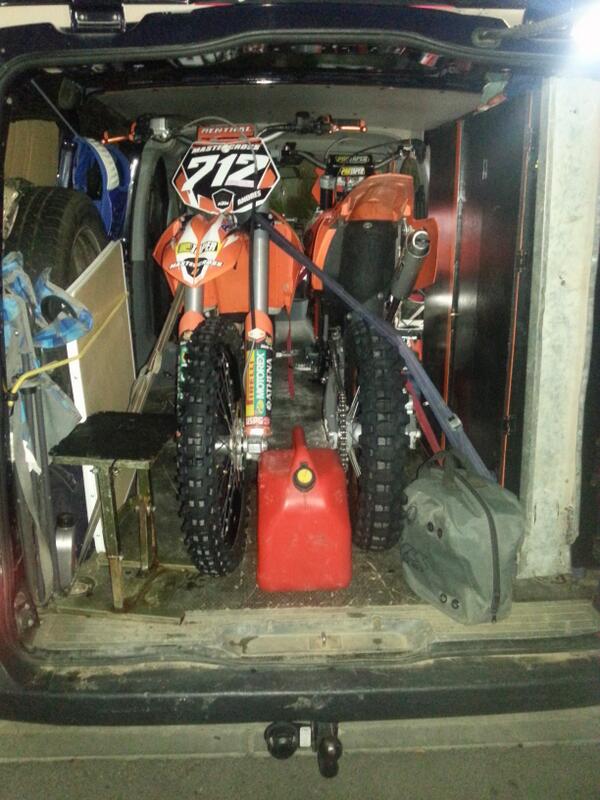 Jairo84c's tweet photo. Un gran findee de moto cada vec mas contento con la cacharaa a seguiir superando nuestros limites @andresktm9 http://t.co/uZcFNUr4F5