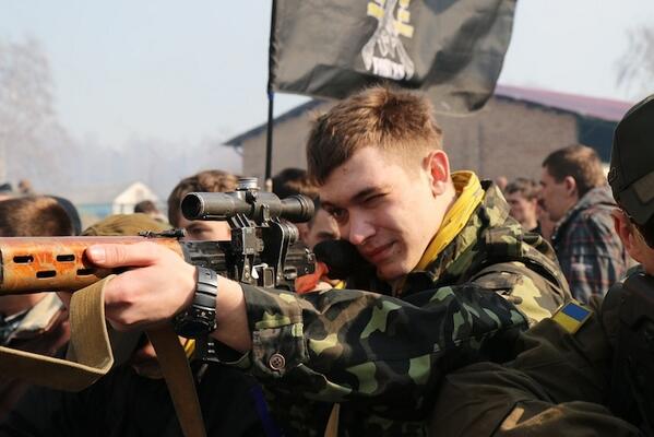 VICEUK's tweet photo. Ukraine is training young protesters to fight the Russian army – @Henry_Langston: http://t.co/eyrfPgLyYJ http://t.co/fpS8gzo3Sr