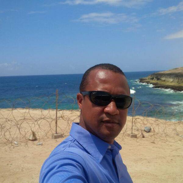 ICSGroupLLC's tweet photo. #Mogadishu. Never thought i'd end up going there. Interesting spot indeed. Note the rusty razor wire around the beach http://t.co/9NRpQiH7gy