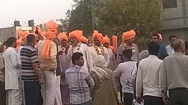 dr_udit's tweet photo. Mundika assembly ke 15 village ke bujurgon ne pagdi badh kar aashirwad diya http://t.co/BuSRfh9k9u