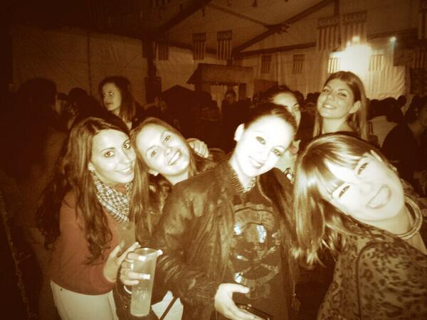 albadarijo94's tweet photo. Sábado fallero @GemitaGemiGema @luciiaaa10  @Noeliaxiri http://t.co/nQGAayvq0D