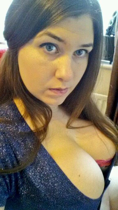Cleavage today....should I maybe go out like this? Hmm #cleavaege http://t.co/LAYYw9VWXC<a href="/tag/cleavaege"class="tags"><span>#cleavaege</span></a>
