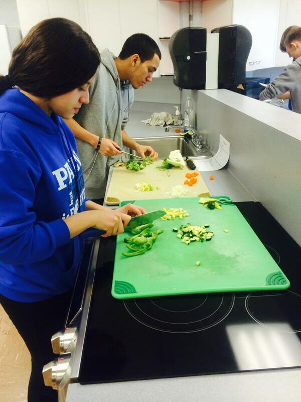 jnmaldonado's tweet image. Using our knife skills to make chicken &amp;amp; vegetable stir-fry!  #culinarybasics #leydenpride